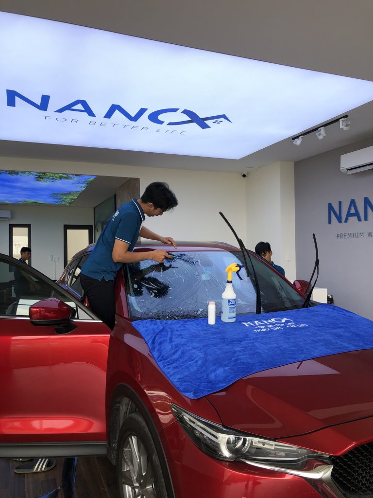 Thi công dán phim cách nhiệt ô tô